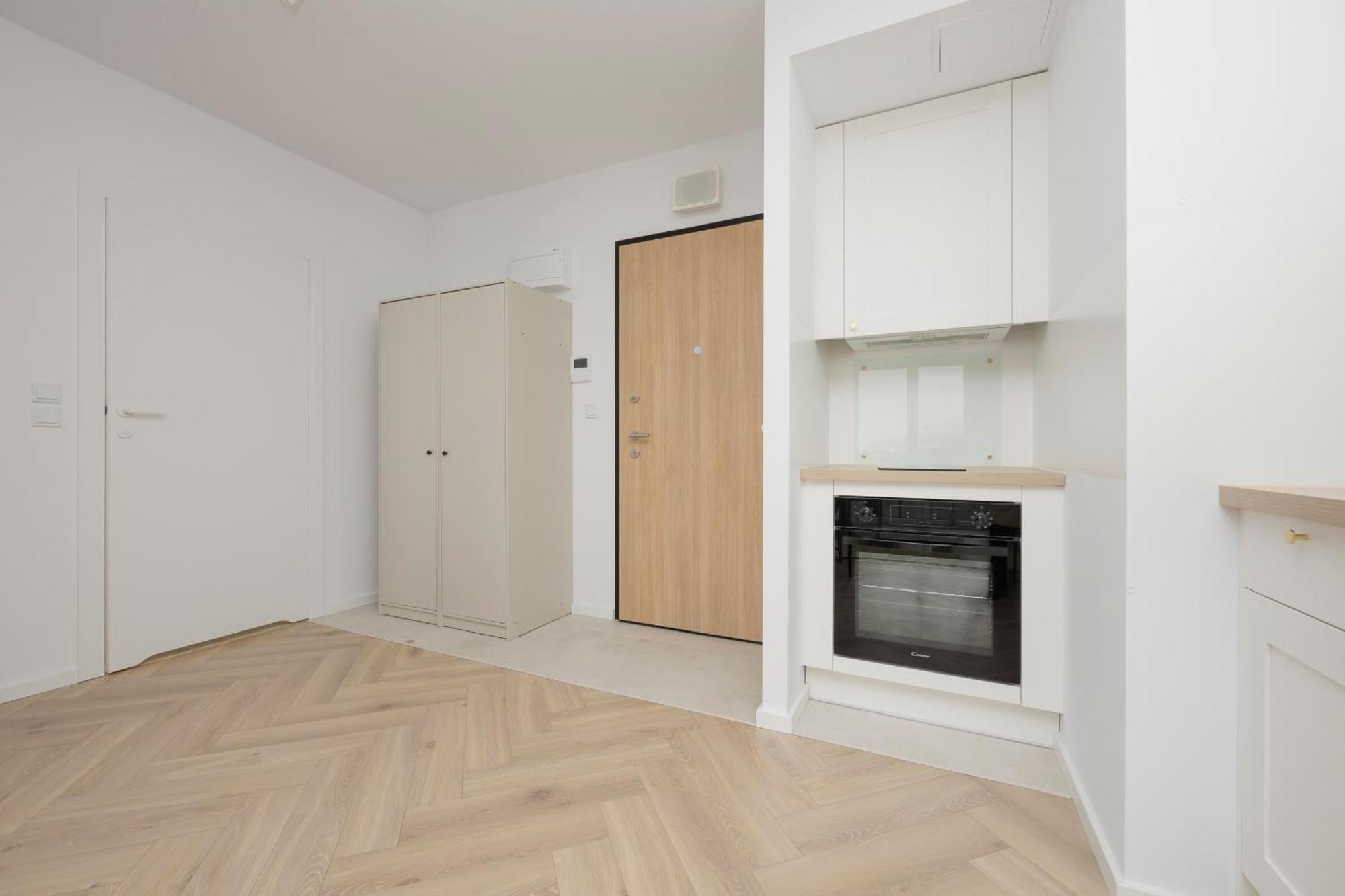 Modern With Balcony Near Aleje Jerozolimskie By Renters Butas Warsaw
