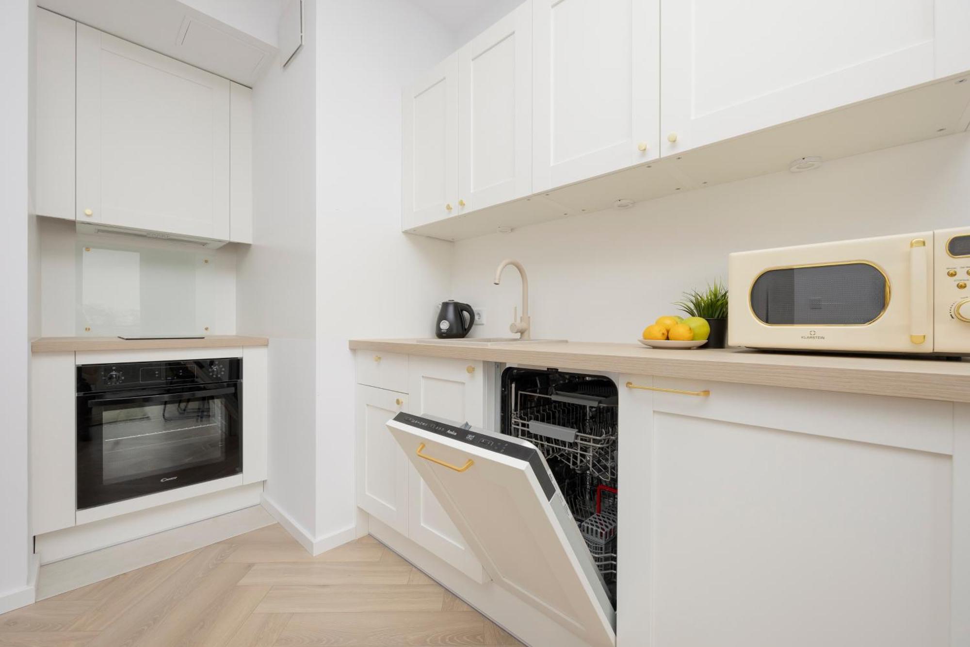 Butas Modern With Balcony Near Aleje Jerozolimskie By Renters Warsaw