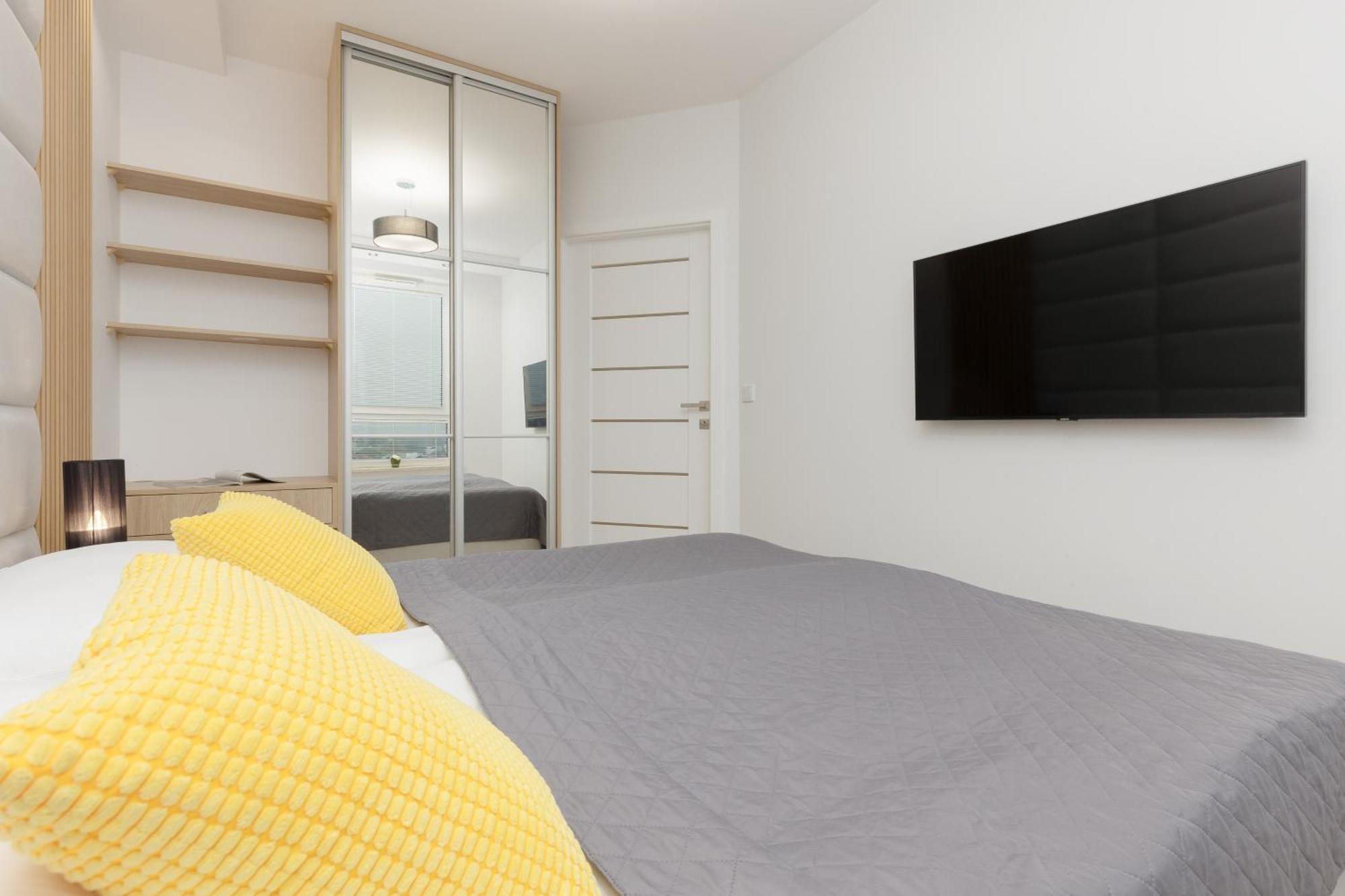 Butas Modern With Balcony Near Aleje Jerozolimskie By Renters Warsaw